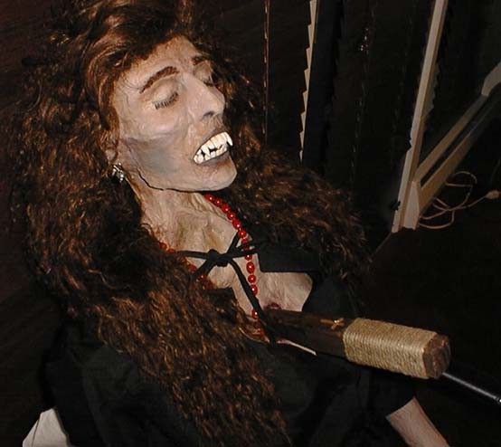Ini bukan patung atau mayat biasa, Inilah hantu vampire yang telah mati dibunuh. Ia amat dipercayai kewujudannya dikalangan masyarakat di barat.